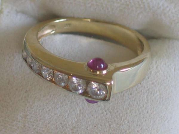 Extravaganter Ring mit 7 Zirkonia und 2 Rubinen, 333er Gelbgold, Größe 59, Gewicht: 4,2g