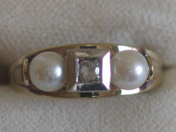 Ring aus 333er Gold mit 2 Perlen und Spinel, Größe 56, Gewicht: 2,2g