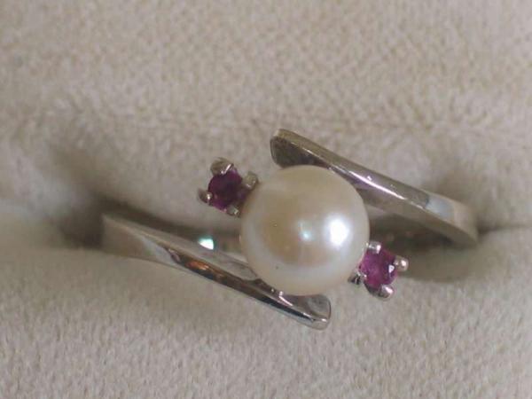Perlenring mit 2 Rubinen aus 585er Weißgold, Größe 56, Gewicht: 2,7g