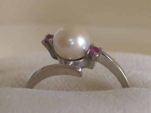 Perlenring mit 2 Rubinen aus 585er Weißgold, Größe 56, Gewicht: 2,7g