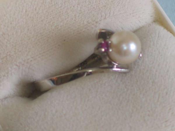 Perlenring mit 2 Rubinen aus 585er Weißgold, Größe 56, Gewicht: 2,7g