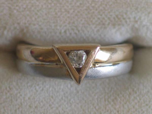 Ring aus 333er Weiss/ Gelbgold mit einem Zirkonia, Größe 53, Gewicht: 3,4g