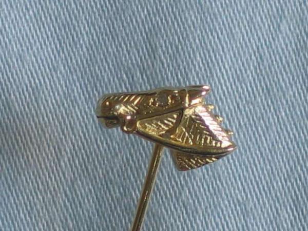 Anstecknadel "Pferdekopf" aus 750er Gold mit Diamant 0.02 ct. Gewicht: ca. 3,8 Gramm