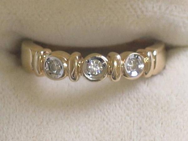 Diamantring mit drei Diamanten 0.15 ct. aus 585er Gelbgold, Größe 55, Gewicht: 3,6g