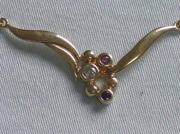 Hübsches Collier mit Rubin, Saphir, Zirkonia aus 585er Gold Gewicht: 4,0g