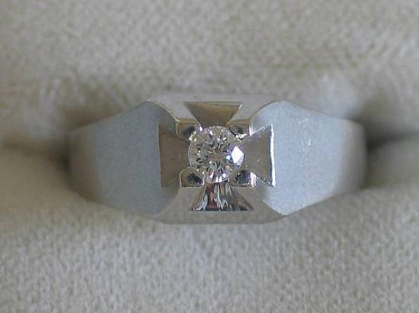 Brillantsolitär (0.18 ct.) aus 585er Weissgold, Größe 56, Gewicht: 3,8g