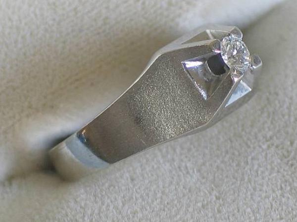 Brillantsolitär (0.18 ct.) aus 585er Weissgold, Größe 56, Gewicht: 3,8g