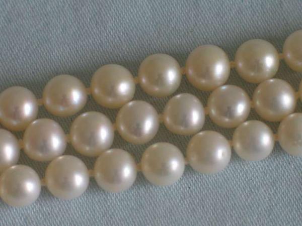 Dreireihiges Perlencollier mit 750er Goldschließe, Gewicht: 82,4g