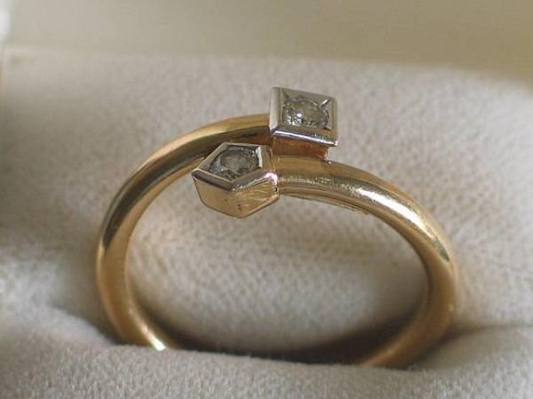 Diamantring aus 750er Gelbgold zwei Diamanten 0.20 ct., Größe 60, Gewicht: 3,2g