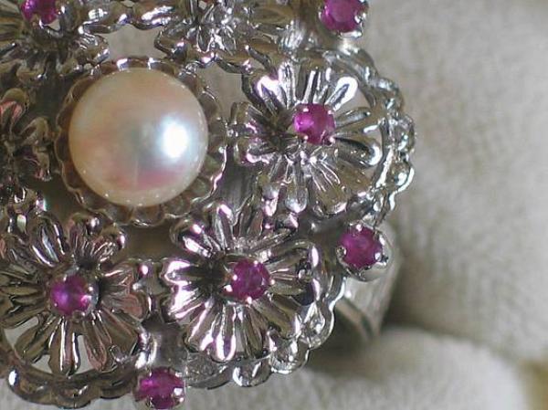 Perlenring mit Rubinbesatz aus 585er Weißgold, Größe 66, Gewicht: 8,9g