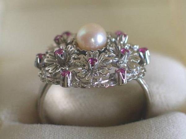 Perlenring mit Rubinbesatz aus 585er Weißgold, Größe 66, Gewicht: 8,9g