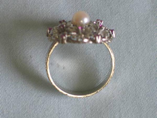 Perlenring mit Rubinbesatz aus 585er Weißgold, Größe 66, Gewicht: 8,9g