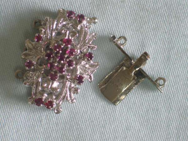 Weißgoldverschluss mit Rubinen für Perlenkette, 585er Gold, Gewicht: 7,7g