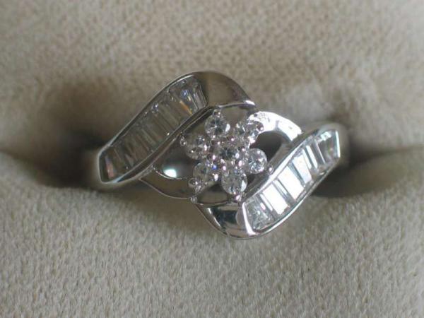 Ring aus 925er Sterlingsilber "Elegance" mit Zirkonia, Größe 51 Gewicht: 2,9 Gramm