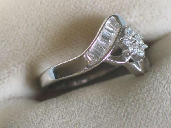 Ring aus 925er Sterlingsilber "Elegance" mit Zirkonia, Größe 51 Gewicht: 2,9 Gramm