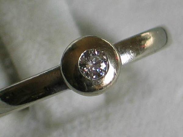 Brillantsolitär mit ca. 0.08 Karat aus 585er Weißgold, Größe 54, Gewicht: 2,6g