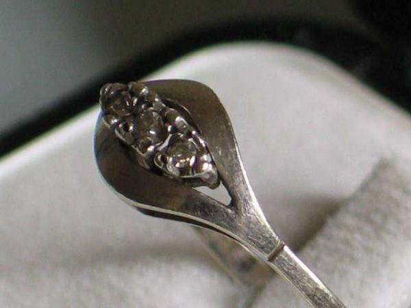 Weißgoldring mit 3 Diamanten (0.08 Karat) aus 333er Gold, Größe 56 Gewicht: 1,6g