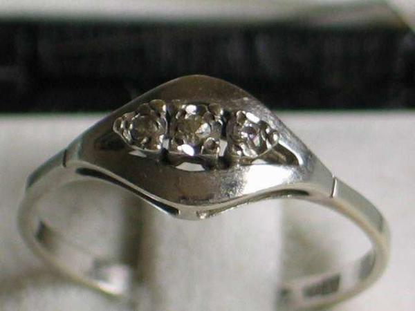 Weißgoldring mit 3 Diamanten (0.08 Karat) aus 333er Gold, Größe 56 Gewicht: 1,6g