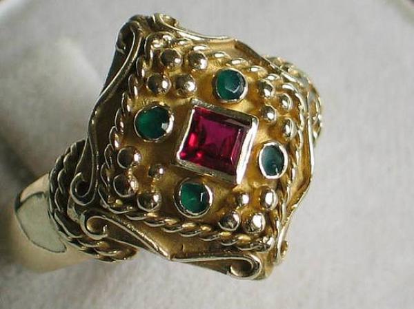 Rubin- Smaragdring, mattierte Front, 585er Gold, Größe 53, Gewicht: 5,4g
