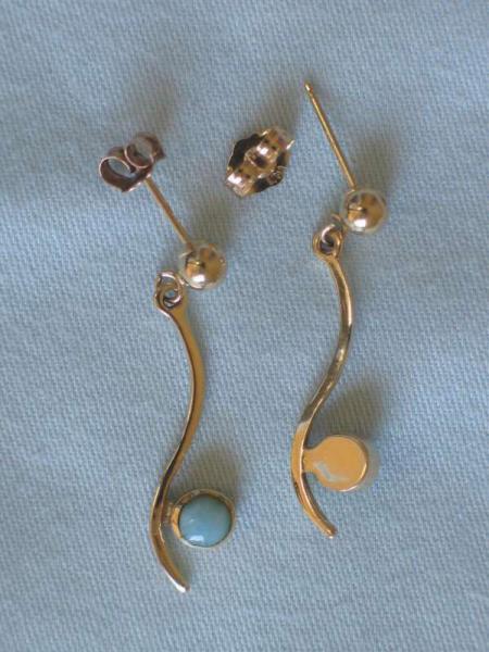 Ohrstecker aus 585er Gold mit hellblauem Schmuckstein, Gewicht: 1,6g