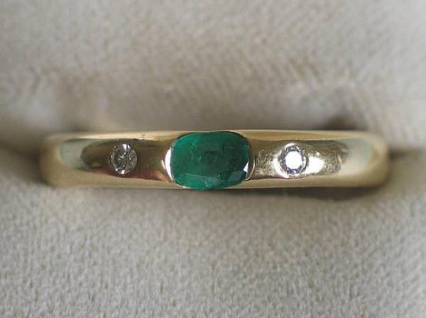 Eleganter Bandring aus 750er Gold mit Diamanten und Samargd, Größe 61, Gewicht: 8,2g