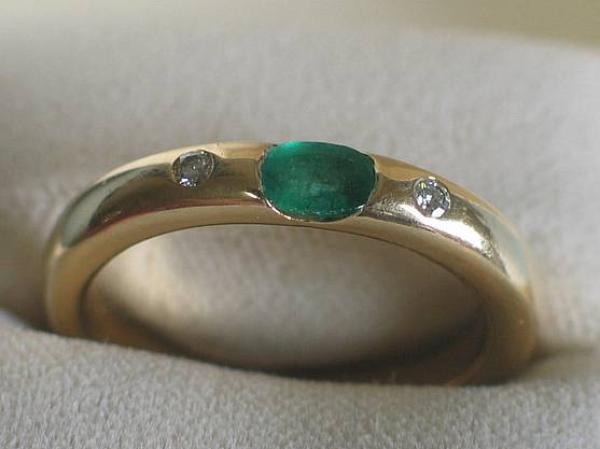Eleganter Bandring aus 750er Gold mit Diamanten und Samargd, Größe 61, Gewicht: 8,2g