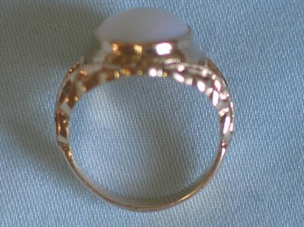 Wunderschöner Opalring mit überwiegend weiß-rötlichem Schimmer 750er Gold, Größe 53, Gewicht: 8,0g