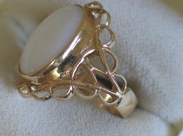 Wunderschöner Opalring mit überwiegend weiß-rötlichem Schimmer 750er Gold, Größe 53, Gewicht: 8,0g