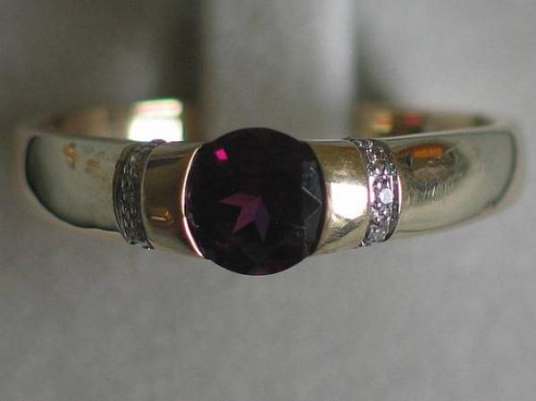 Schmucksteinring mit Diamantbesatz aus 585er Gelbgold, Größe 66, Gewicht: 4,0g