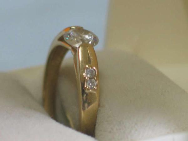 Ring aus 585er Gelbgold mit großem Zirkonia, Größe 59, Gewicht: 2,8g