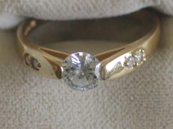 Ring aus 585er Gelbgold mit großem Zirkonia, Größe 59, Gewicht: 2,8g