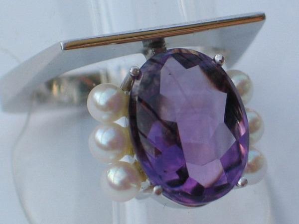 Stylischer Amethystring (4.6 ct.) mit kleinen Perlen aus 585er Weissgold, Größe 56, Gewicht: 8,2g