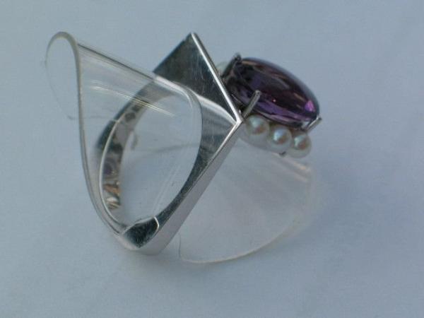 Stylischer Amethystring (4.6 ct.) mit kleinen Perlen aus 585er Weissgold, Größe 56, Gewicht: 8,2g