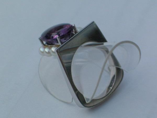 Stylischer Amethystring (4.6 ct.) mit kleinen Perlen aus 585er Weissgold, Größe 56, Gewicht: 8,2g