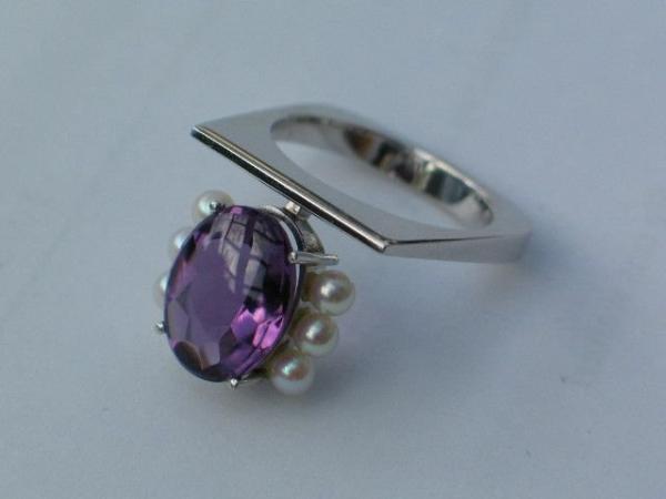 Stylischer Amethystring (4.6 ct.) mit kleinen Perlen aus 585er Weissgold, Größe 56, Gewicht: 8,2g
