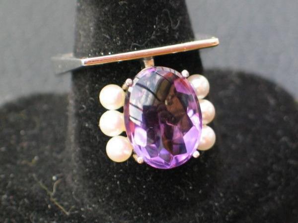 Stylischer Amethystring (4.6 ct.) mit kleinen Perlen aus 585er Weissgold, Größe 56, Gewicht: 8,2g