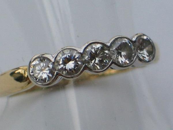 Eleganter Diamantring mit 5 Diamanten und 0.65 ct. aus 585er Gelbgold, Größe 59, Gewicht: 4,0g