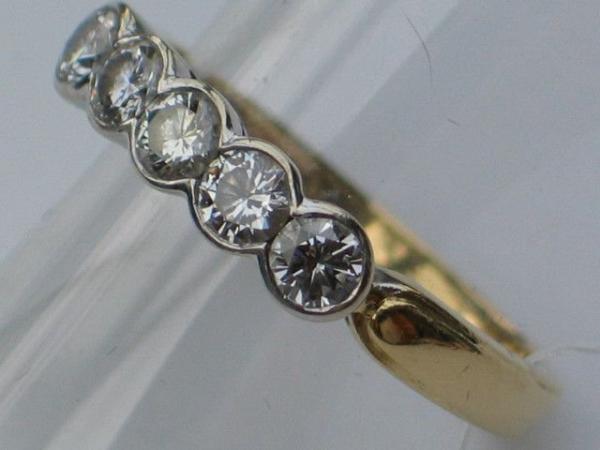Eleganter Diamantring mit 5 Diamanten und 0.65 ct. aus 585er Gelbgold, Größe 59, Gewicht: 4,0g