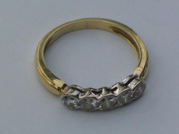 Eleganter Diamantring mit 5 Diamanten und 0.65 ct. aus 585er Gelbgold, Größe 59, Gewicht: 4,0g