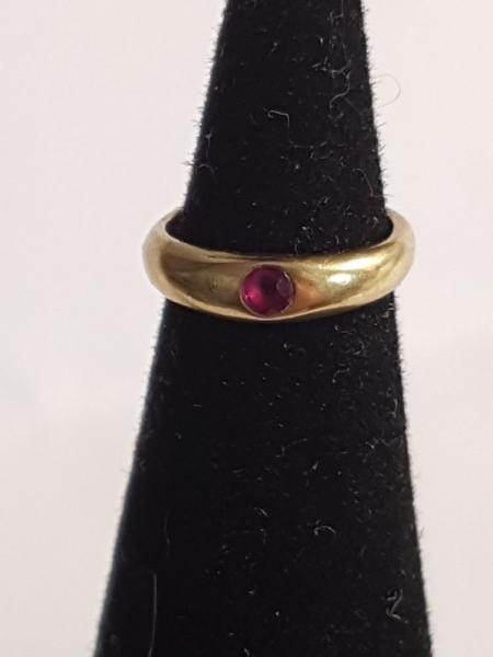 Taufring aus 333er Gold mit Rubin, Ringinnendurchmesser 8,5 mm! Gewicht: 0,4g