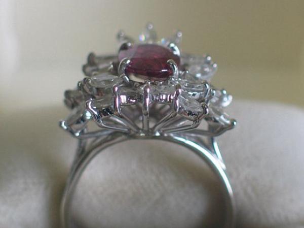Eleganter Rubin/ Diamantring aus 585er Weißgold, Gesamtkarat 2.20 ct, Größe 56,  Gewicht: 7,1g