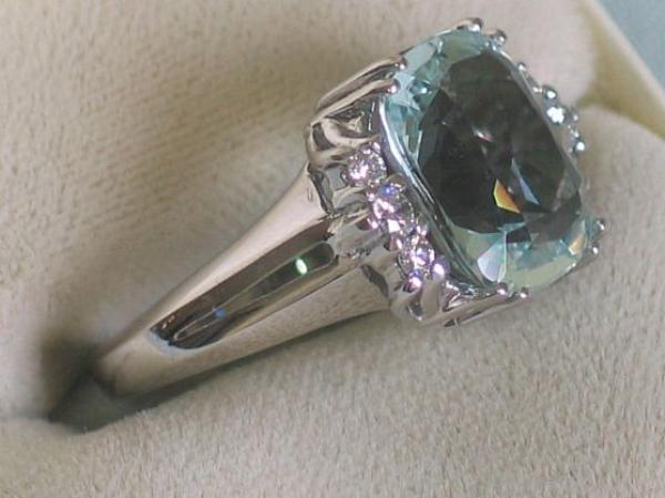 Edler Aquamarinring 7.5 ct. mit Diamantbesatz 0.12 ct. aus 750er Weißgold, Größe 57, Gewicht: 7,1g
