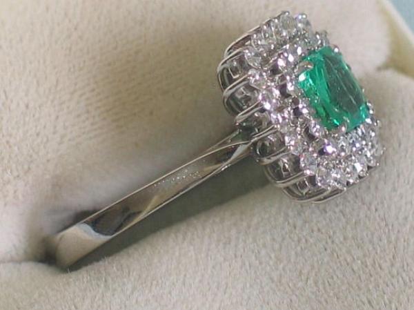 Eleganter Smaragd-/ Diamantring 0.50 ct. aus 750er Weißgold, Größe 55, Gewicht: 4,9g