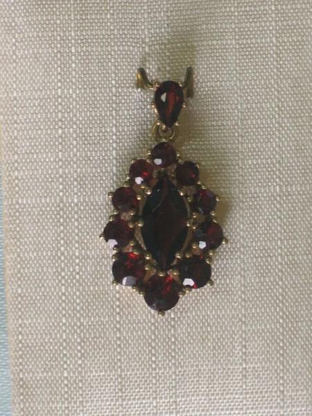 Neuware: Anhänger aus 333er Gelbgold mit Granatsteinen, 2,1 Gramm. Erheblich reduziert.