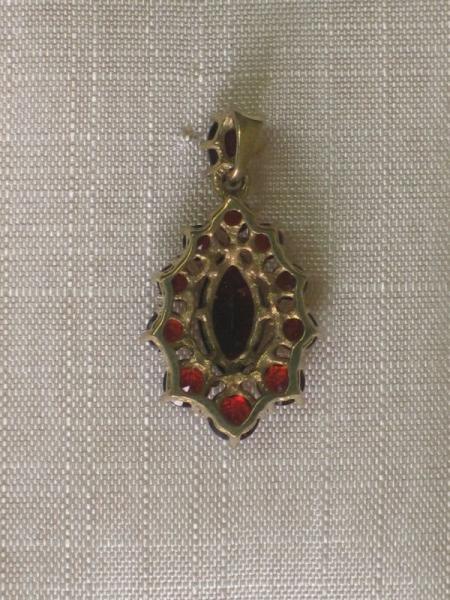 Neuware: Anhänger aus 333er Gelbgold mit Granatsteinen, 2,1 Gramm. Erheblich reduziert.