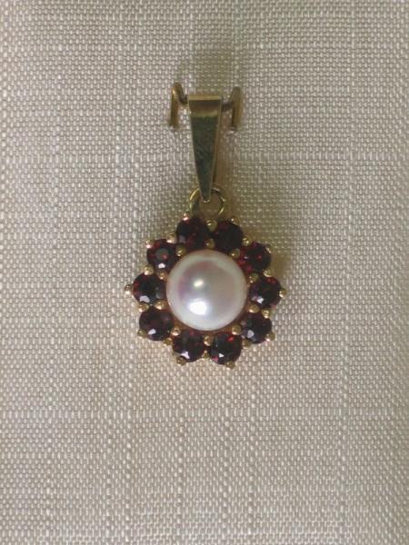 Neuware: Anhänger aus 585er Gelbgold mit einer Perle und Granatsteinen, 2,7 Gramm. Erheblich reduziert!