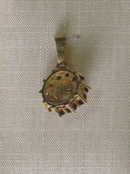 Neuware: Anhänger aus 585er Gelbgold mit einer Perle und Granatsteinen, 2,7 Gramm. Erheblich reduziert!