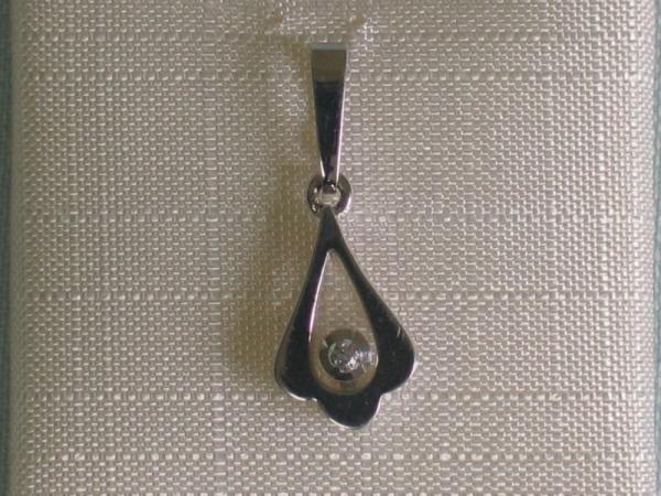 Neuware: Anhänger aus 333er Weissgold mit einem Diamanten, Gewicht: 0,8 Gramm. Erheblich reduziert.