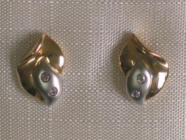 Neuware: Ohrstecker aus 585er Gelbgold mit Weissgold abgesetzt und Diamanten, Gewicht: 1,9g. Erheblich reduziert!