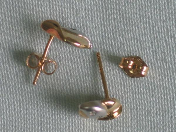 Neuware: Ohrstecker aus 585er Gelbgold mit Weissgold abgesetzt und Diamanten, Gewicht: 1,9g. Erheblich reduziert!